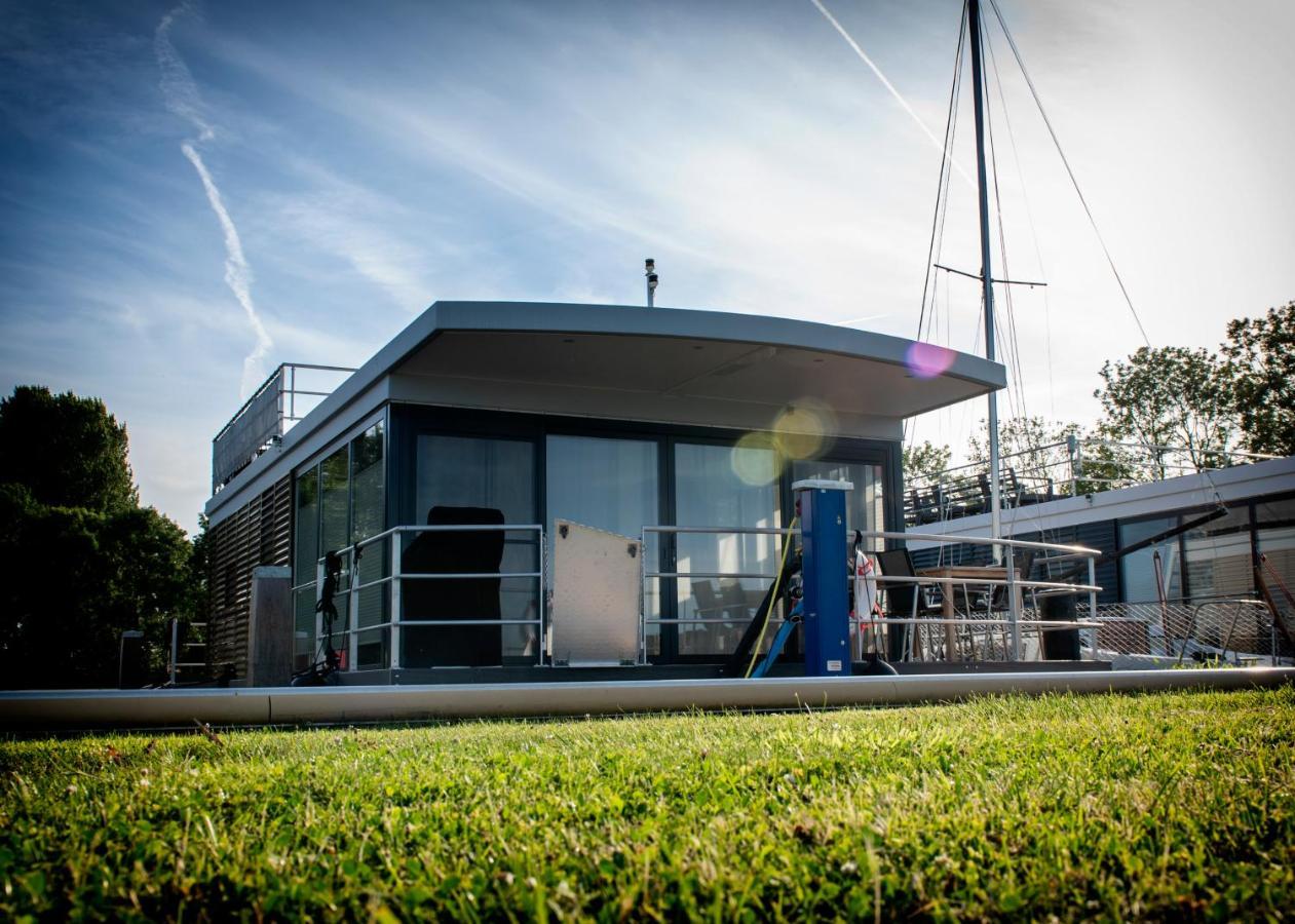 Welcome In - Houseboat 'Elysium' Met Eigen Aanlegsteiger Sneek - Offingawier Exteriér fotografie