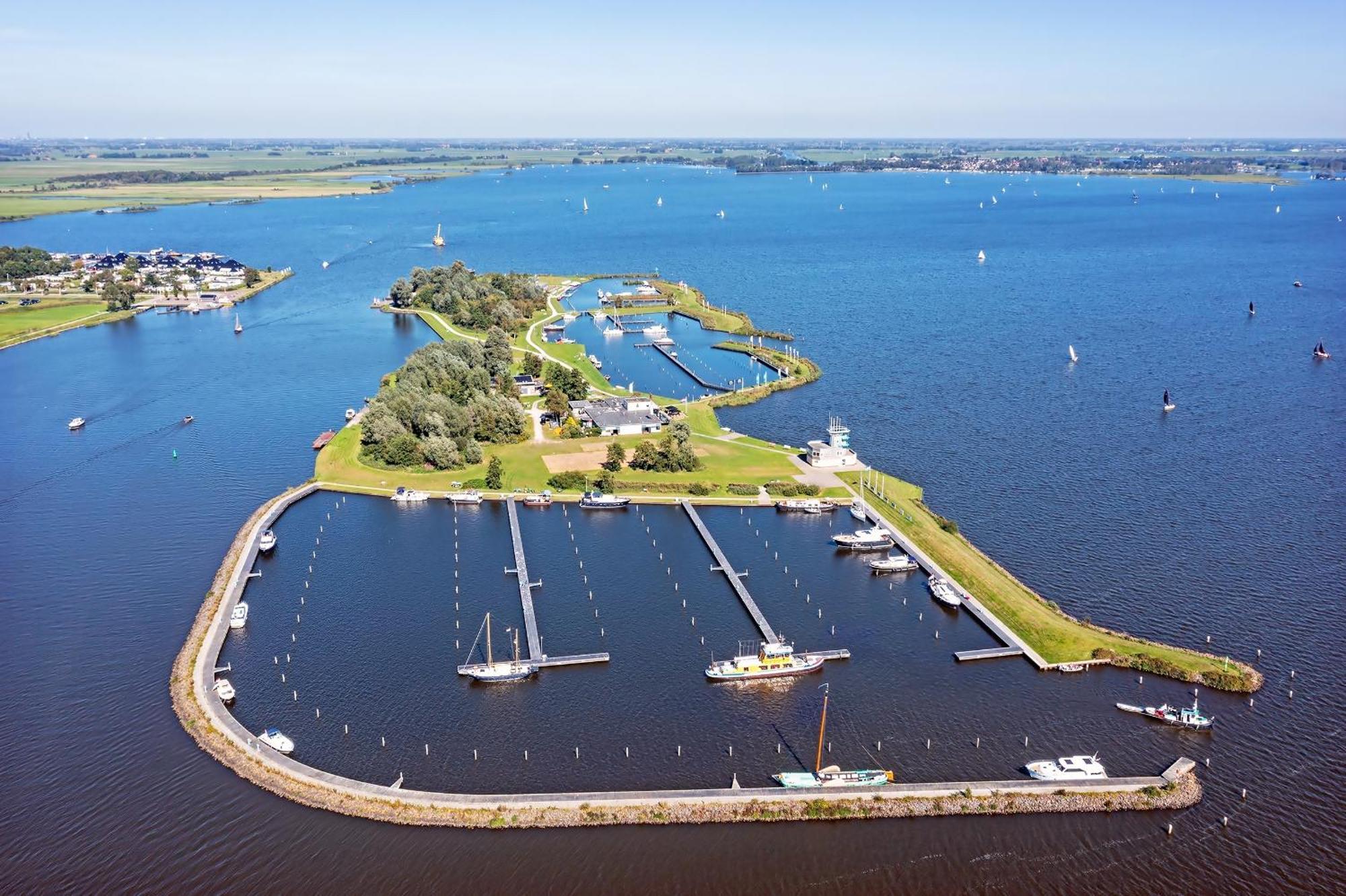 Welcome In - Houseboat 'Elysium' Met Eigen Aanlegsteiger Sneek - Offingawier Exteriér fotografie